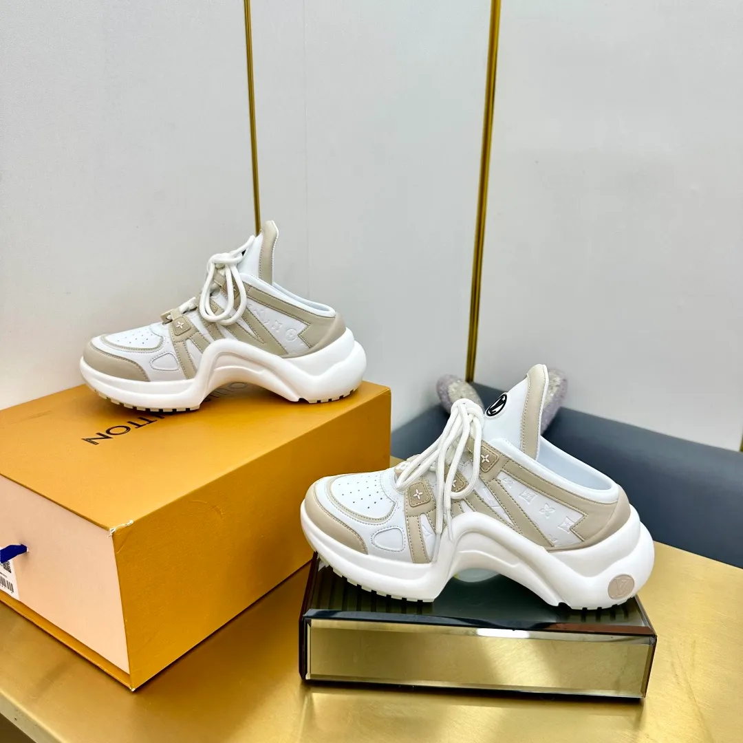 👟👟Ex-factory price 700👟👟 🔥🔥🔥Arch bridge top version LV donkey brand casual sports dad shoes and slippers The bold avant-garde design and the unique wavy outsole make the entire fashion circle coquettish. They are synonymous with new trends. They are touted as the coolest casual sneakers in history. Whoever wears them will become the most handsome person who turns heads. The heel is about 5.5cm high and the heel is about 8mm deep.  🌸 Imported fabric 🐂 leather ➕ Imported 🐐 leather ➕ Imported TPU splicing 🌸 Imported mesh lining ➕ Cow lining Outsole vacuum foaming and TPU combination 🌸 Size women's size 35-41